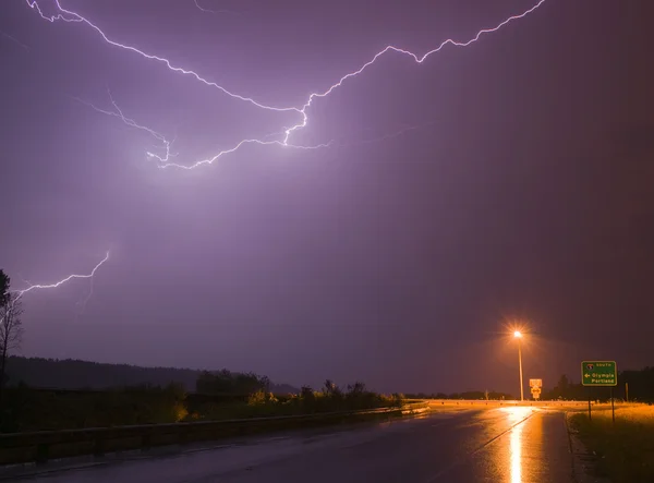 Espectacular exhibición rayo golpe carga ectrica tormenta de trueno — Foto de Stock