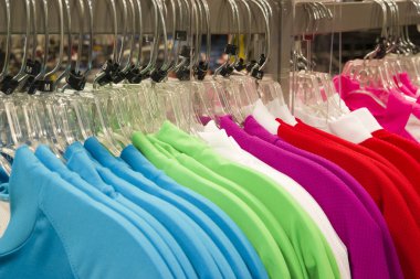 perakende mağaza giyim raf plastik askı moda giyim canlı renk
