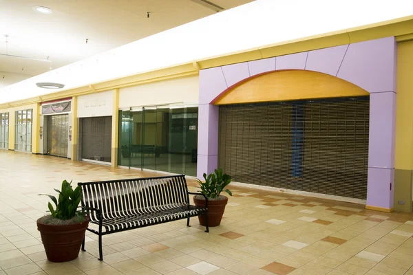 Venta al por menor Wasteland Empty Strip Mall Vacant Space Recesión Inmobiliaria — Foto de Stock