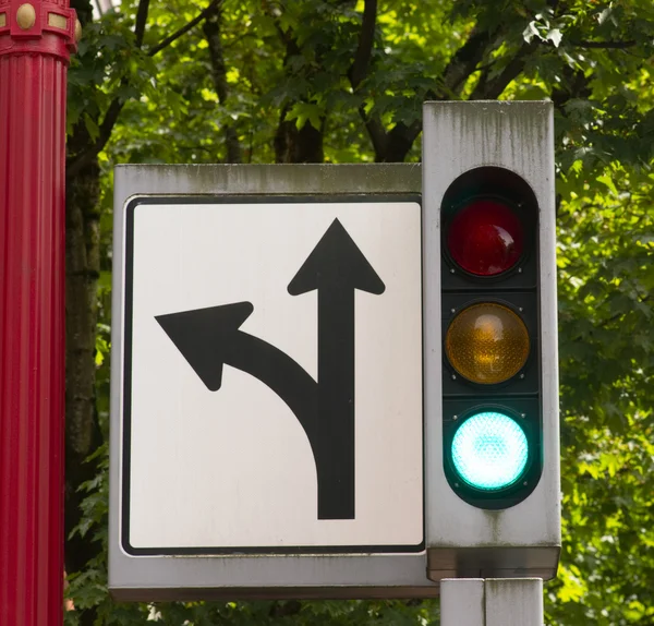 Verkehrs- und Richtungssymbole signalisieren die Straßenecke in der Innenstadt — Stockfoto