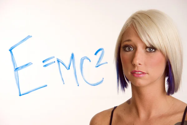 E mc2 blonde vrouw ziet er verbijsterd op algebra vergelijking — Stockfoto