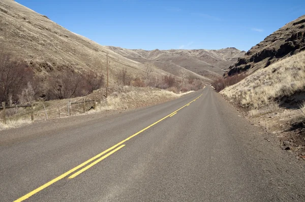 Lonely Tow Lane Divided Highway Cuts Through Dry Hills Landscape — Stock Photo, Image