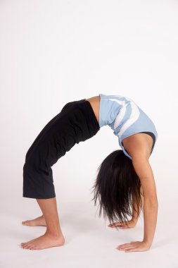Güzel genç esmer kadın Yoga meditasyon poz pratik