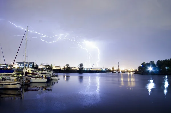 Gewitterblitz über thea foss waterway boats tacoma washington — Stockfoto