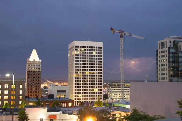 Blixtnedslag åskväder över byggnader downtown tacoma washington — Stockfoto