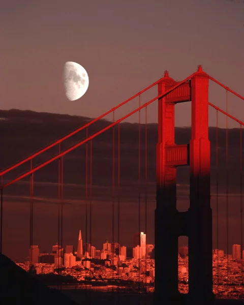 Φεγγάρι πάνω από τη χρυσή γέφυρα πυλών ηλιοβασίλεμα στον ορίζοντα πόλη Σαν Φρανσίσκο — Φωτογραφία Αρχείου