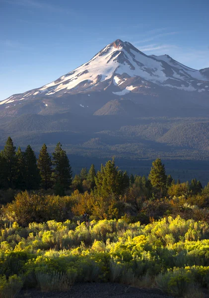 Dramatique lever de soleil lumière frappe Mont Shasta Cascade Range Californie — Photo