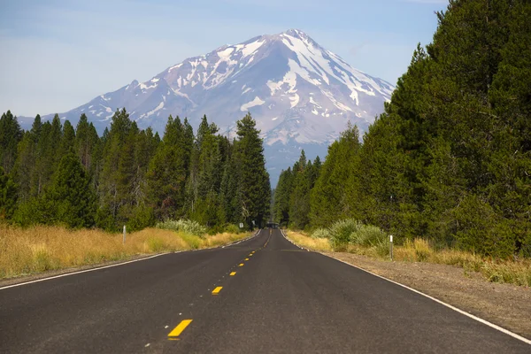 California Highway si dirige verso Mountain Landscape Mt Shasta Cascade Range — Foto Stock