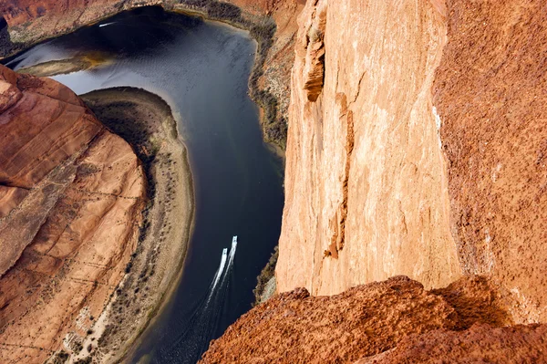 Two Boats Navigate Colorado River Deep Canyon Horseshoe Bend Southwest USA — Stock Photo, Image