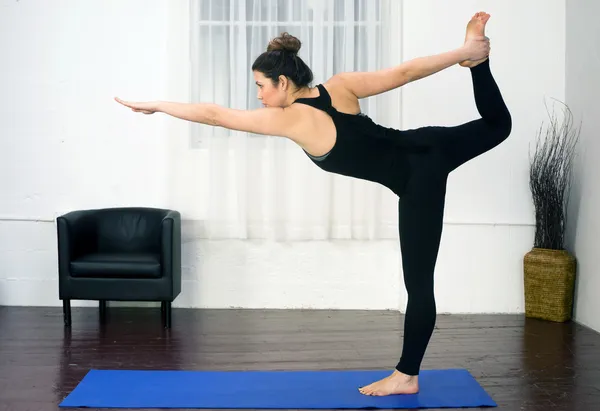 Young Attractive Woman Balances Standing Pose Yoga Practice Dance Studio — Stock Photo, Image