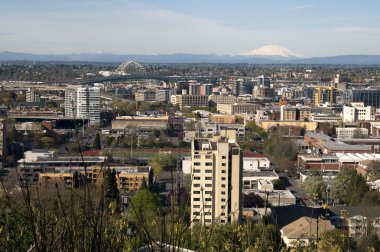 Downtown portland bina yapıları arasında köprü basamakla aralığı mt st helens