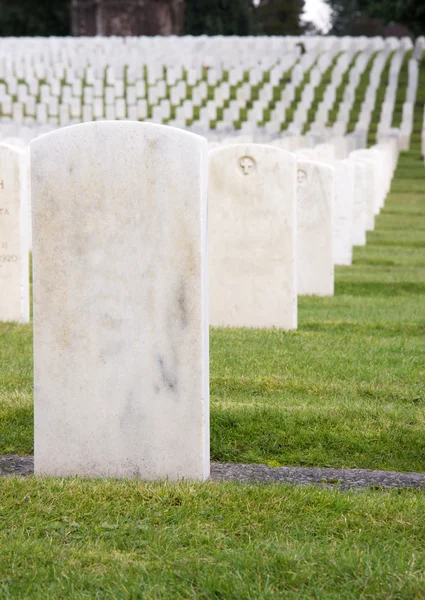 Unmarkierter weißer Marmorstein Militärgrabsteine hunderte Reihen Friedhof — Stockfoto