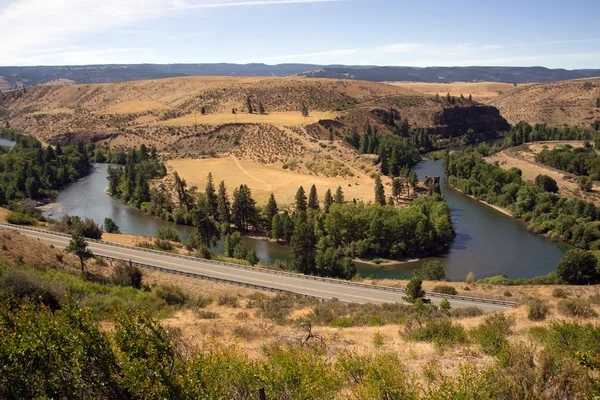 Landelijke scène snelweg rivier droge woestijn heuvel landschap washington — Stockfoto