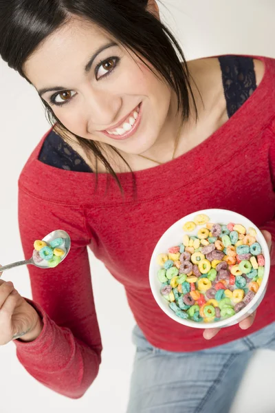 Šťastný atraktivní žena jí misku pestré snídaňové cereálie — Stock fotografie