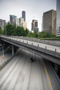 Dört şeritli otoyol Interstate 5 taşıyan otomobil yolcuları şehir altında