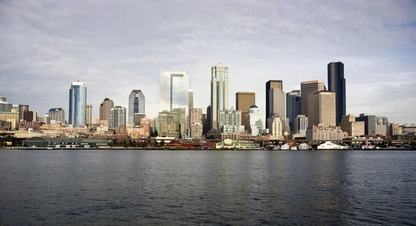 Seattle centro cais doca waterfront elliott bay ferry abordagem — Fotografia de Stock