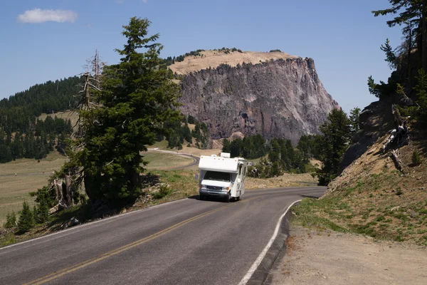 Camión de viaje Vehículo recreativo Turismo Campo Carretera de dos carriles — Foto de Stock