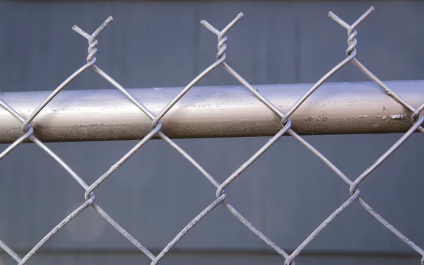 Achtertuin opnieuw geschilderd metalen ketting link hek Toppunt werkkring draad — Stockfoto