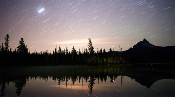 Late nacht ster paden oregon berg lake landschap lange blootstelling — Stockfoto