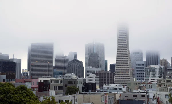 Nebbia appende pesante sopra uffici edifici centro di San Francisco CA — Foto Stock