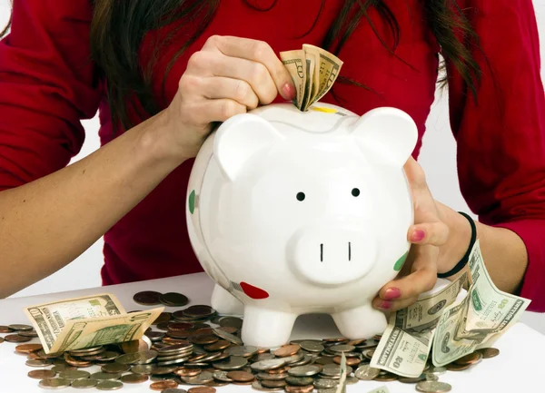 Vrouw vulling ons munt munten piggy bank geld besparingen — Stockfoto