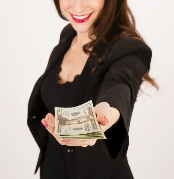 Femme d'affaires vous donne le paiement en espèces vingt billets de dollars — Photo