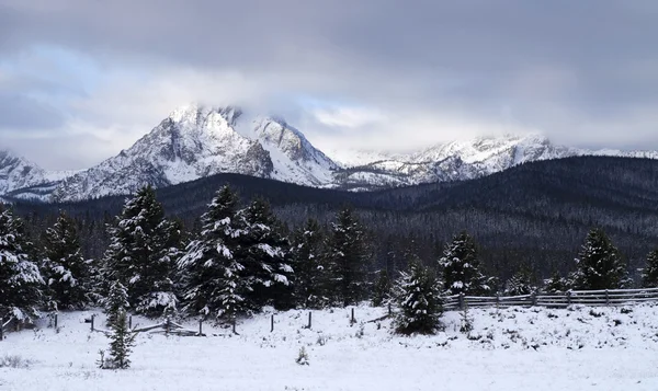 锯齿山脉深处冬季景观爱达荷州民族地区 — 图库照片