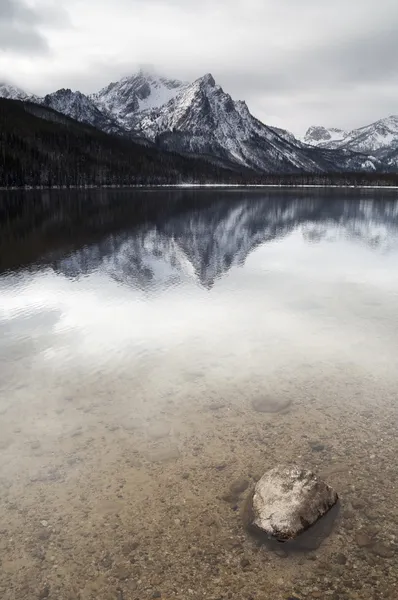 Testere dişi dağ gölü derin kış manzara Idaho Ulusal rekreasyon alanı — Stok fotoğraf
