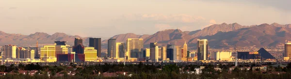 Panoramisch zuidwesten landschap rode rots heuvels centrum van las vegas — Stockfoto