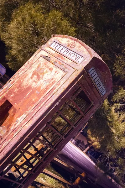 Cabine téléphonique extérieure obsolète vintage asymétrique Southwest Rural — Photo