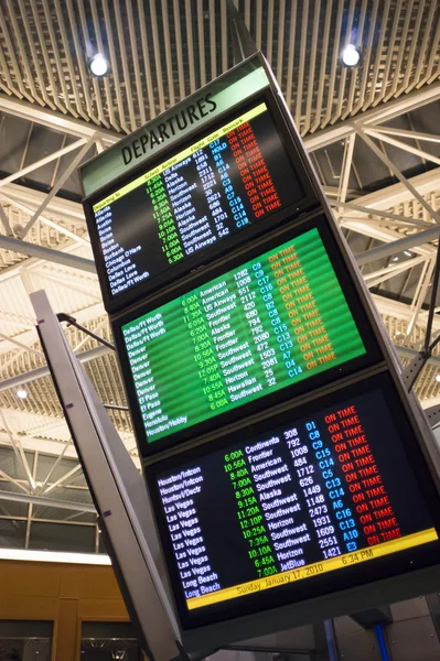 Große beleuchtete Informationsschild Abfahrtszeiten lokalen Flughafen Transport Center — Stockfoto