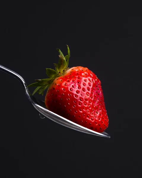 Zoete rood voedsel fruitingrediënt ruwe aardbei Silver spoon produceren — Stockfoto