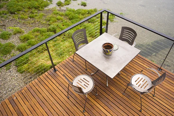 Dřevěné prkenné paluby patio pláž vody nerez jídelní sada — Stock fotografie
