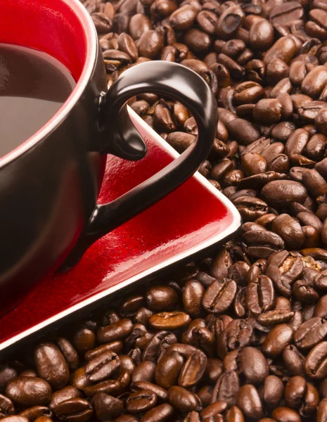 Mörk brun rostat kaffe frön bönor mat dryck ingrediens cup — Stockfoto