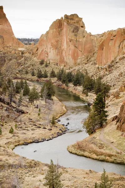 Heldere bewolkte dag ruige landschap oregon krom rivier smith — Stockfoto