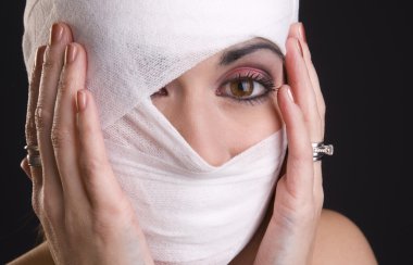 kafa tutan kadının aşırı ağrı ellerini İlkyardım geçirdi