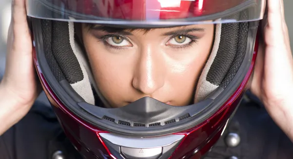 Attraente ragazza posizioni rosso casco integrale prima del motociclo — Foto Stock