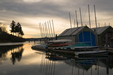 Bulutlu gündoğumu yerel şehir marina puget sound deniz sahne