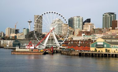 Rıhtım rıhtımı binaları. Dönme dolap. Seattle Elliott Körfezi.