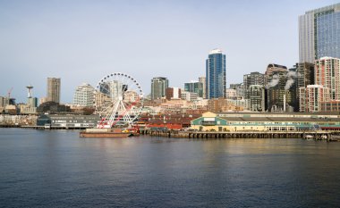 Rıhtım rıhtımı binaları. Dönme dolap. Seattle Elliott Körfezi.