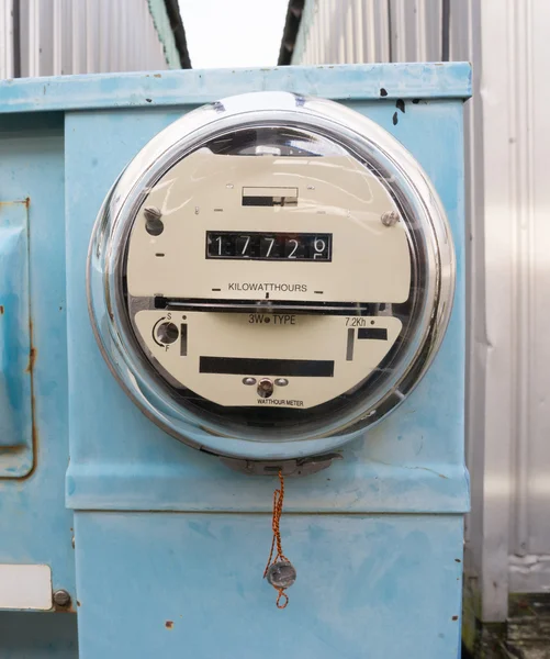 Muelle eléctrico de los medidores de la utilidad de la hora del vatio de la bóveda de cristal afuera —  Fotos de Stock