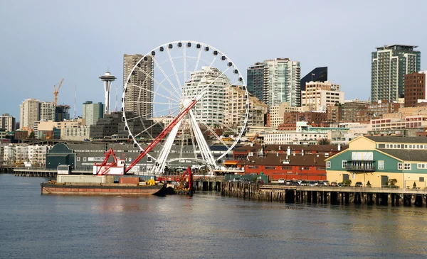 Brygga brygga byggnader nål Pariserhjul Seattle Elliott Bay — Stockfoto