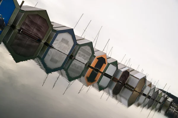 Човен будинки щільно рядок cove поселення puget sound затоку Маріна — стокове фото