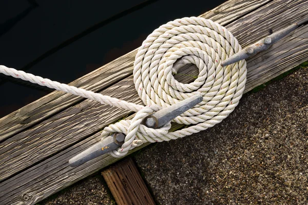 Красиві Закручені мотузки Човен Лук лінії морської зв'язати вниз — стокове фото