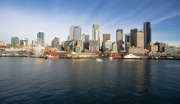 Seattle Waterfront piers dock binalar dönme dolap tekneler Elliot Körfezi — Stok fotoğraf