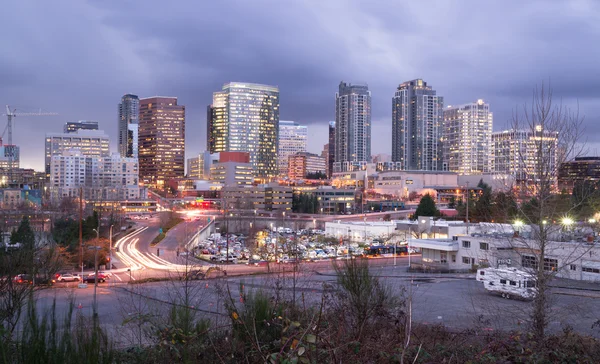 Nublado céu noite pôr do sol arquitetura da cidade paisagem Bellevue — Fotografia de Stock