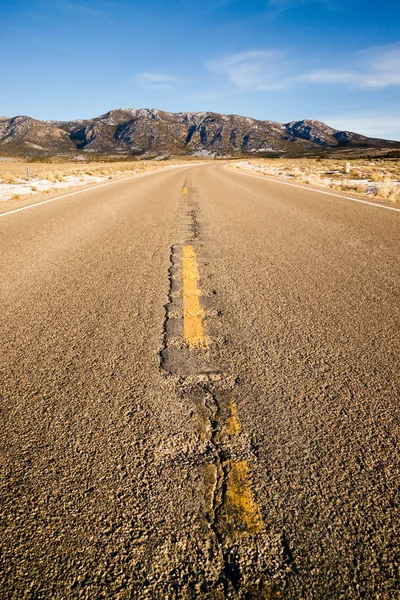 Blue Sky Worn Mountain Road Desert Travel Asfalto — Foto de Stock
