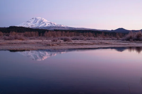 Fortfarande morgon soluppgången trout lake adams berg gifford pinchot — Stockfoto