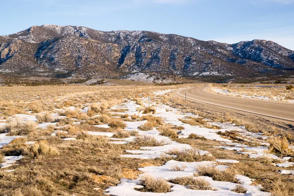 Auto-estrada 93 Great Basin HWY Corta em Nevada Mountain Landscape — Fotografia de Stock