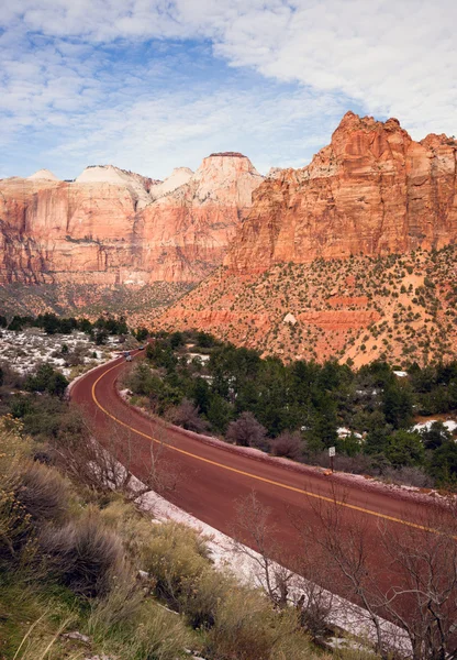 Шоссе 9 Zion Park Blvd Curves Through Rock Mountains — стоковое фото